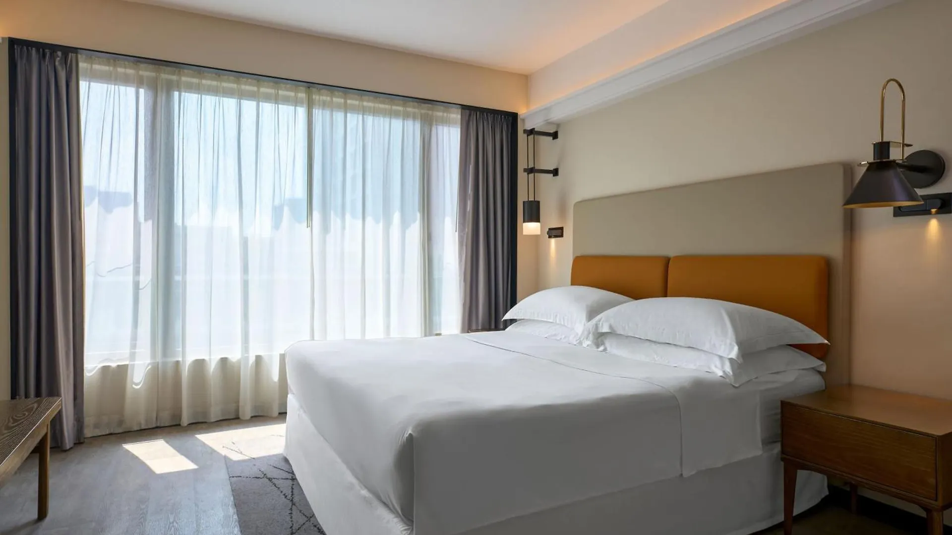 Sheraton Hong Kong Hotel & Towers 5*,  China